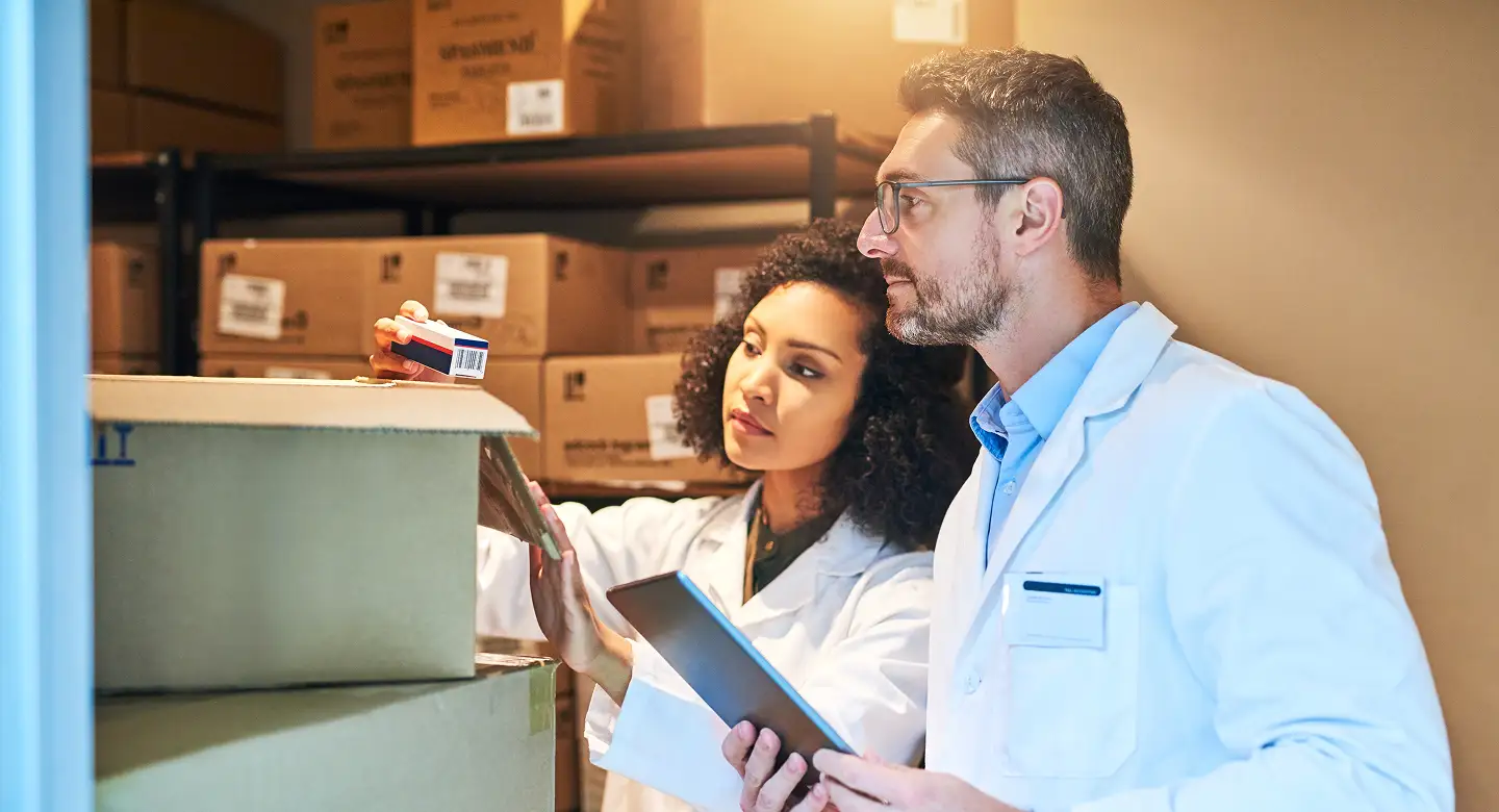 Veterinario revisando stock de medicamentos en clínica
